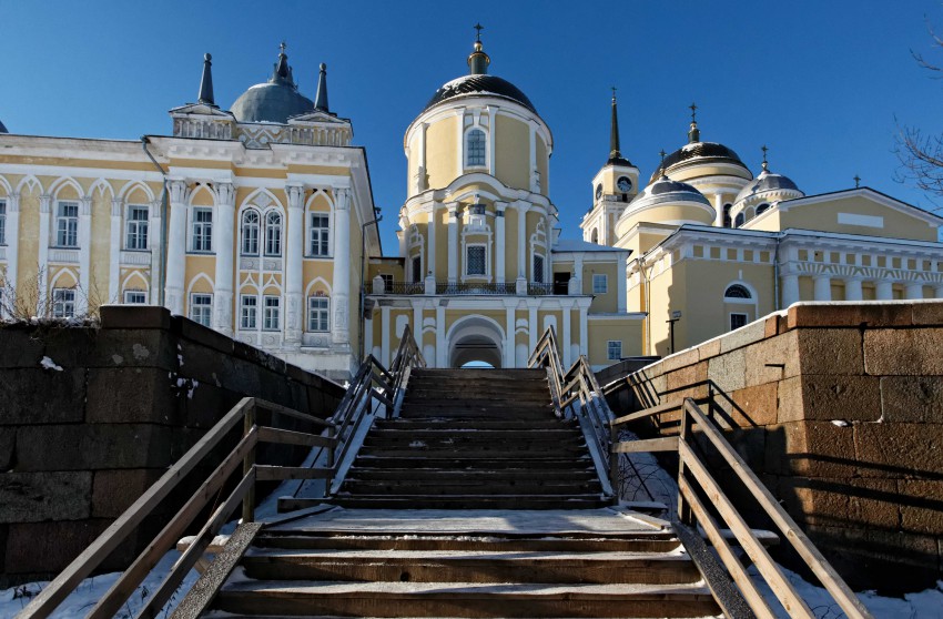 Столобный, остров (озеро Селигер). Нило-Столобенская пустынь. Церковь Нила Столобенского. общий вид в ландшафте