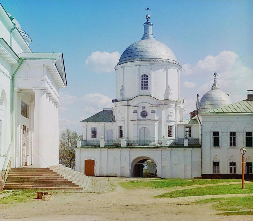 Столобный, остров (озеро Селигер). Нило-Столобенская пустынь. Церковь Нила Столобенского. архивная фотография, С. М. Прокудин-Горский. Вход в ограду Ниловой пустыни. 1910 год. В центре- надвратная церковь св. Нила, слева- фрагмент Богоявленского собора.  Снимок сделан внутри монастырской ограды.
фото с http://prokudin-gorskiy.ru/image.php?ID=965