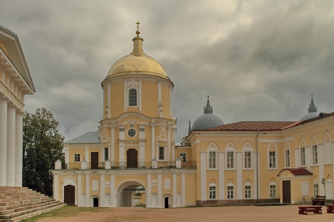 Столобный, остров (озеро Селигер). Нило-Столобенская пустынь. Церковь Нила Столобенского. фасады