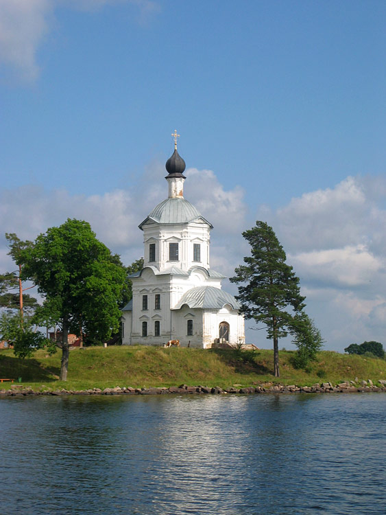 Столобный, остров (озеро Селигер). Нило-Столобенская пустынь. Церковь Воздвижения Креста Господня. общий вид в ландшафте