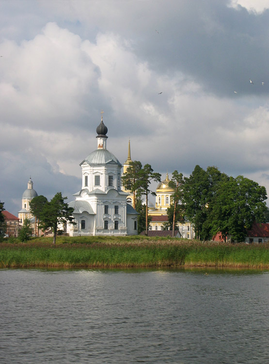 Столобный, остров (озеро Селигер). Нило-Столобенская пустынь. Церковь Воздвижения Креста Господня. общий вид в ландшафте