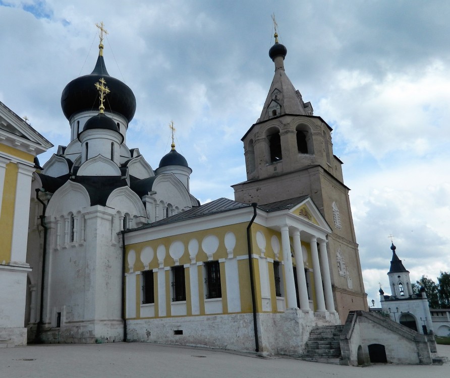 Старица. Старицкий Успенский мужской монастырь. Собор Успения Пресвятой Богородицы. фасады