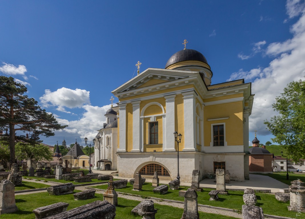 Старица. Старицкий Успенский мужской монастырь. Собор Троицы Живоначальной. фасады