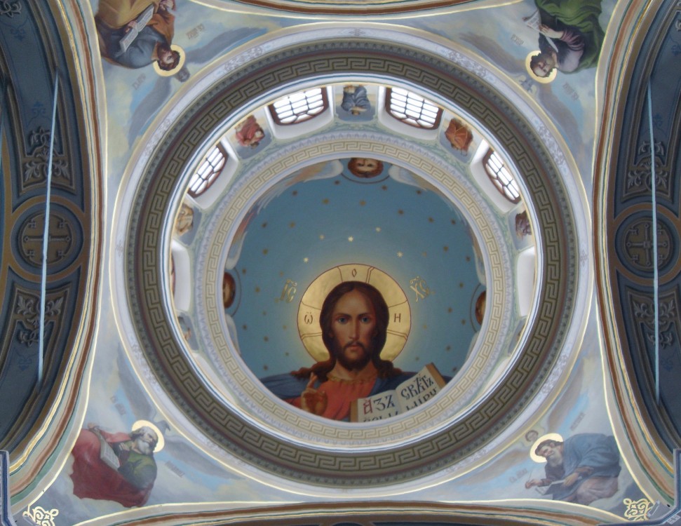 Старицкий Успенский мужской монастырь. Собор Троицы Живоначальной, Старица (Старицкий район, Тверская область). интерьер и убранство, В центре снимка не в масштабе впечатан образ Спасителя, коллаж из двух изображений вводит в заблуждение