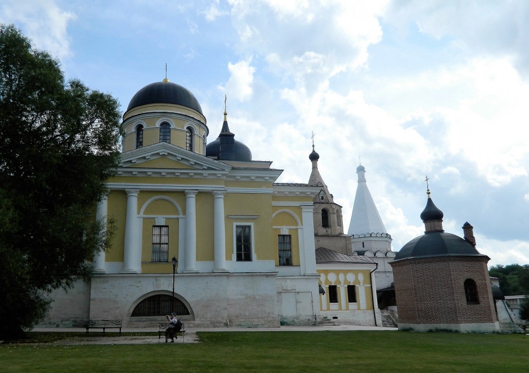 Старица. Старицкий Успенский мужской монастырь. Собор Троицы Живоначальной. фасады