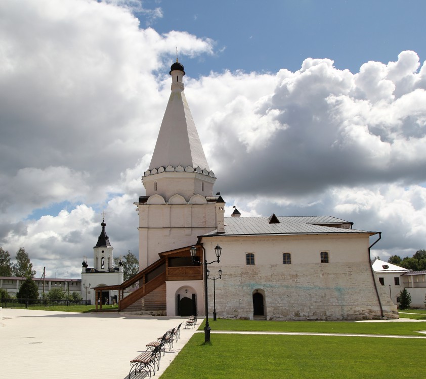 Старица. Старицкий Успенский мужской монастырь. Церковь Введения во храм Пресвятой Богородицы. общий вид в ландшафте