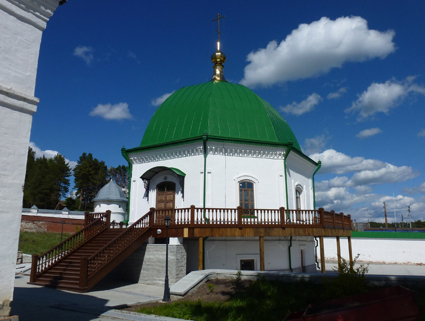 Прииртышский. Иоанно-Введенский Междугорский монастырь. Церковь Серафима Саровского. фасады