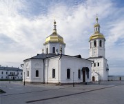 Абалакский Знаменский монастырь. Церковь Николая Чудотворца, Церкви Николая Чудотворца, за ней церковь-колокольня Марии Египетской<br>, Абалак, Тобольский район и г. Тобольск, Тюменская область