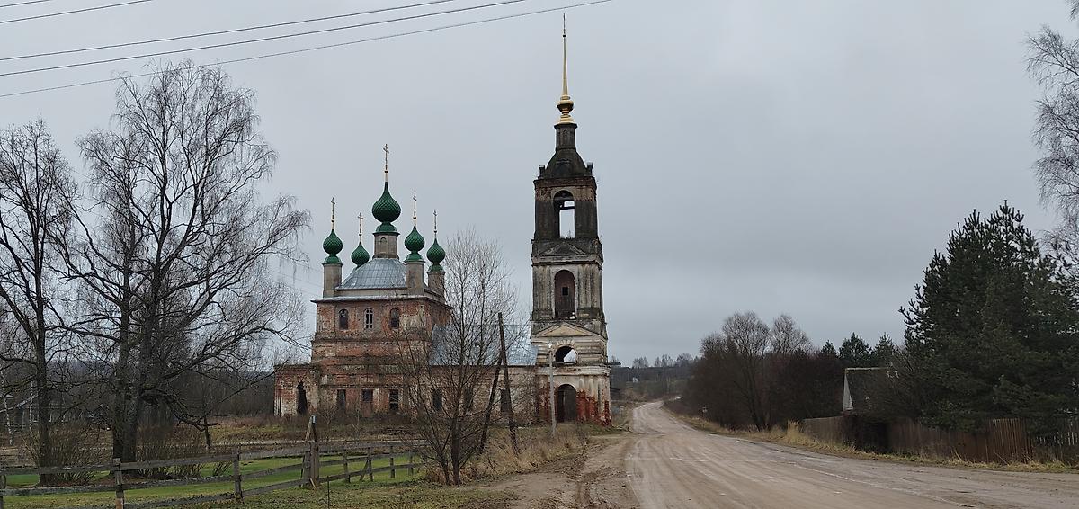 общий вид в ландшафте. Церковь Троицы Живоначальной, Переславцево (Борисоглебский район, Ярославская область)