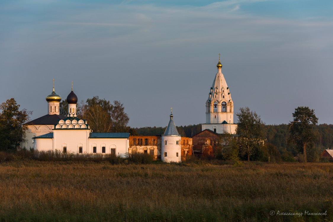 Ворсма. Островоезерский Троицкий монастырь. общий вид в ландшафте