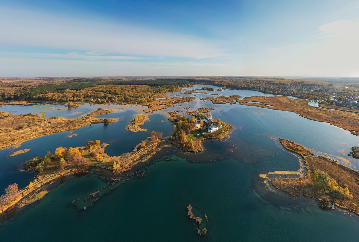 общий вид в ландшафте. Островоезерский Троицкий монастырь, Ворсма (Павловский район, Нижегородская область)