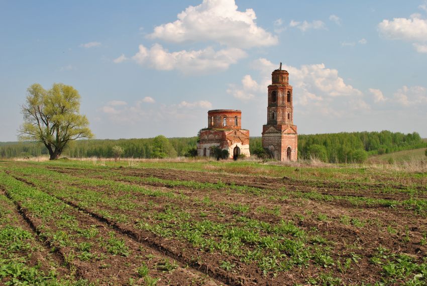 Колпенка, урочище. Церковь Троицы Живоначальной. общий вид в ландшафте, Обратите внимание: звонница немного отклоняется вправо от церкви.