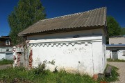 Церковь Рождества Христова, Сторожка с остатками ограды<br>, Угловка, Окуловский район, Новгородская область