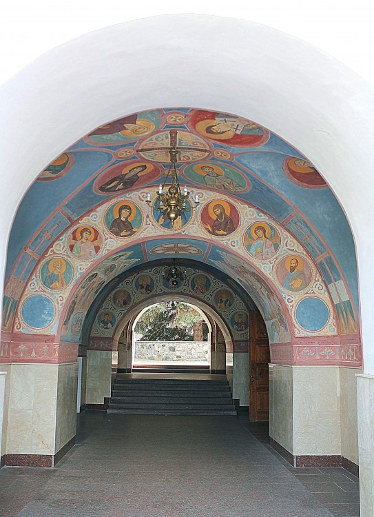 Успенская Святогорская лавра. Церковь Покрова Пресвятой Богородицы, Святогорск (Славянский район, Украина, Донецкая область). архитектурные детали, Арка церкви. Северо-западная сторона храма