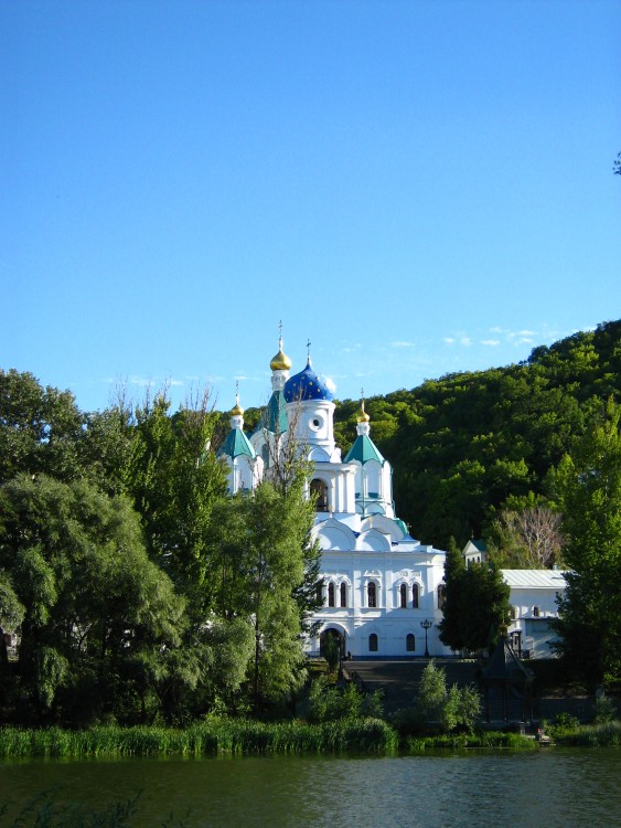 Святогорск. Успенская Святогорская лавра. Церковь Покрова Пресвятой Богородицы. общий вид в ландшафте