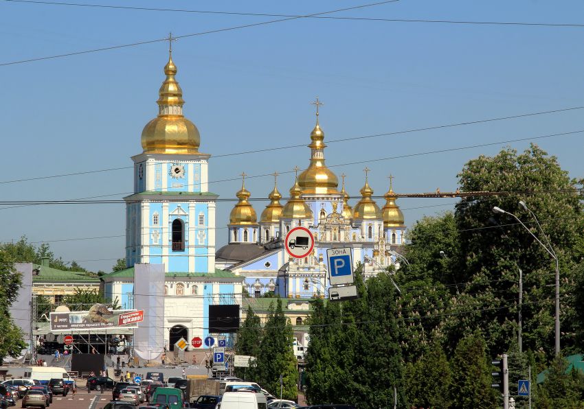 Киев. Михайловский Златоверхий монастырь. Собор Михаила Архангела (новый). общий вид в ландшафте