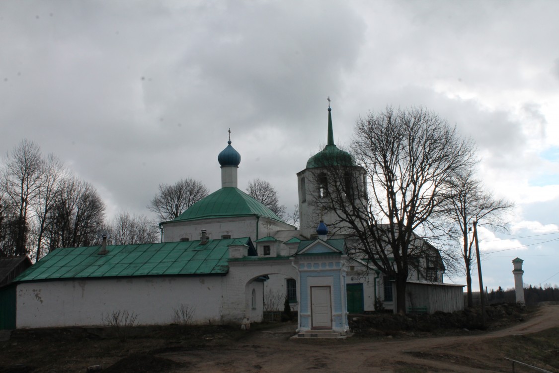 Владимирец. Введенский монастырь. общий вид в ландшафте, Монастырские ворота