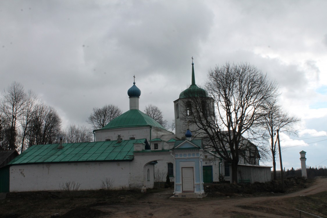 Введенский монастырь, Владимирец (Островский район, Псковская область). общий вид в ландшафте, Монастырские ворота