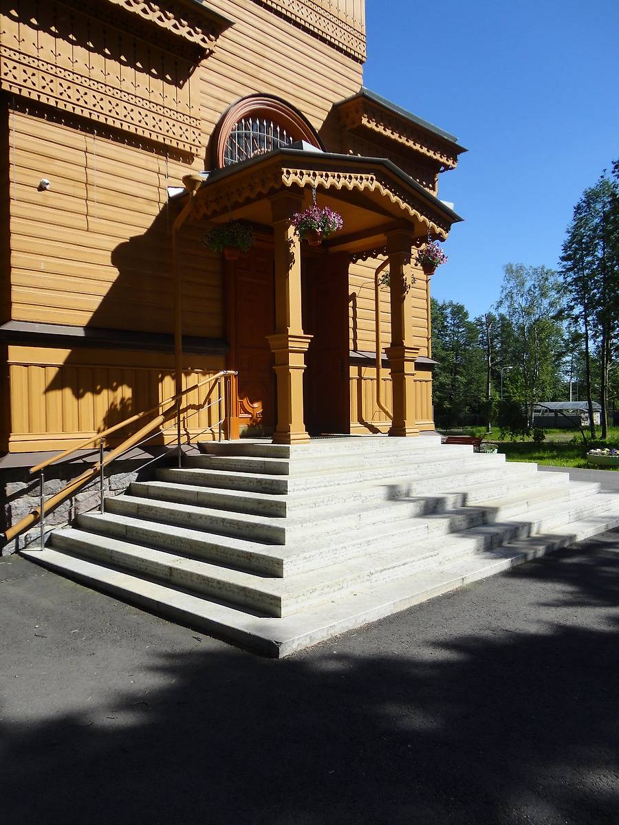 Крыльцо и вход в храм., архитектурные детали. Церковь Петра апостола в Лахте, Приморский район (Санкт-Петербург, г. Санкт-Петербург)