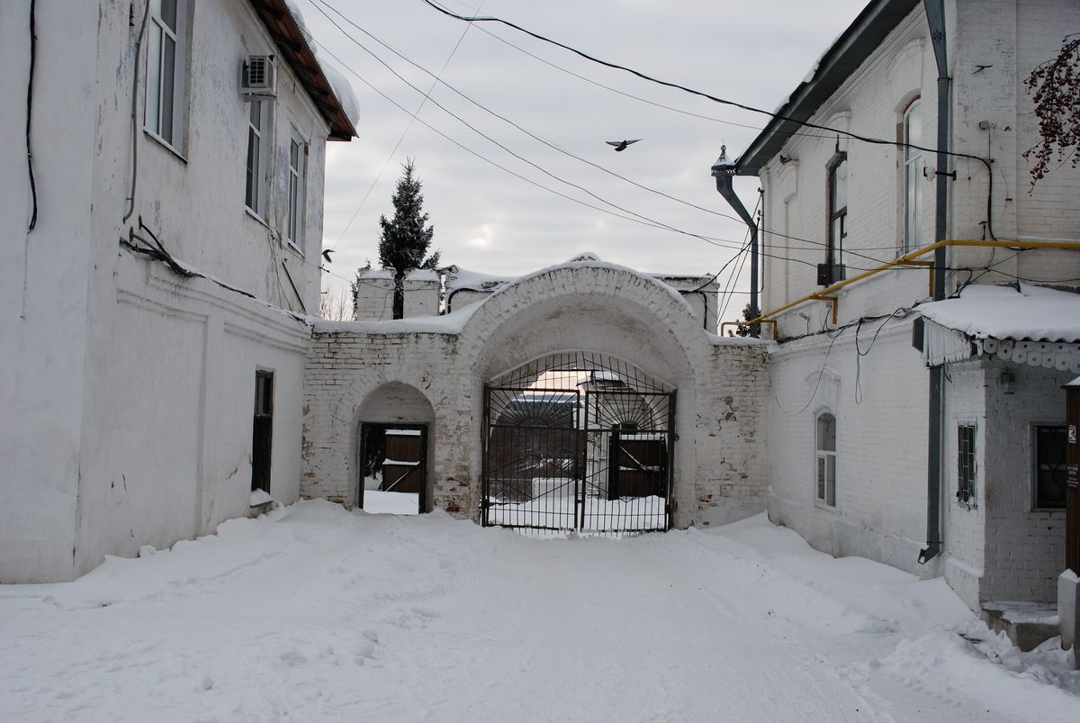 Вход в монастырь с южной стороны., архитектурные детали. Далматовский Успенский мужской монастырь, Далматово (Далматовский район, Курганская область)