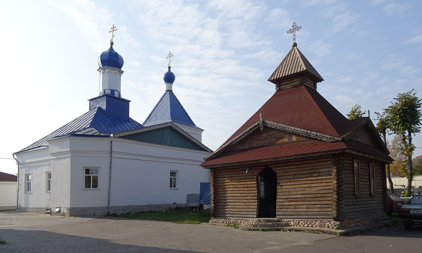 Церковь Бориса и Глеба, Могилёв (Могилёв, город, Беларусь, Могилёвская область). общий вид в ландшафте, Церковь и расположенная рядом часовня с колодцем