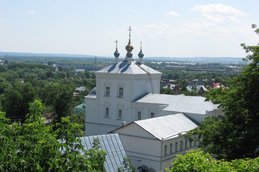 Пенза. Спасо-Преображенский мужской монастырь (городской). Церковь Спаса Преображения. общий вид в ландшафте