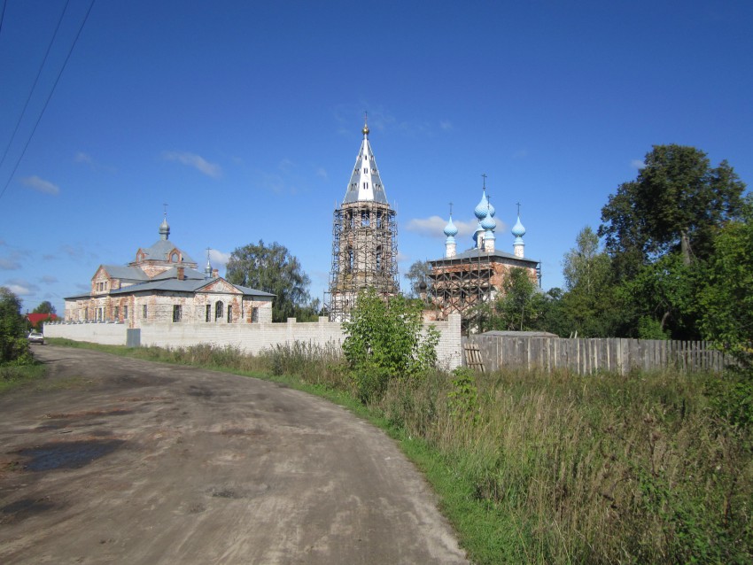 Введеньё. Храмовый комплекс. Церкви Введения во храм Пресвятой Богородицы и Владимирской иконы Божией Матери. общий вид в ландшафте