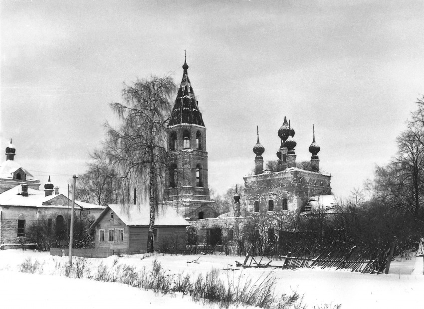 Храмовый комплекс. Церкви Введения во храм Пресвятой Богородицы и Владимирской иконы Божией Матери, Введеньё (Шуйский район, Ивановская область). фасады, Фото В.В. Лелецкого