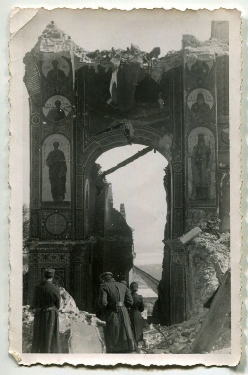Успенская Киево-Печерская лавра. Собор Успения Пресвятой Богородицы, Печерск (Печерский район, Украина, г. Киев). архивная фотография, Собор после взрыва. Фрагмент. Фото 1941 г. с аукциона e-bay.de