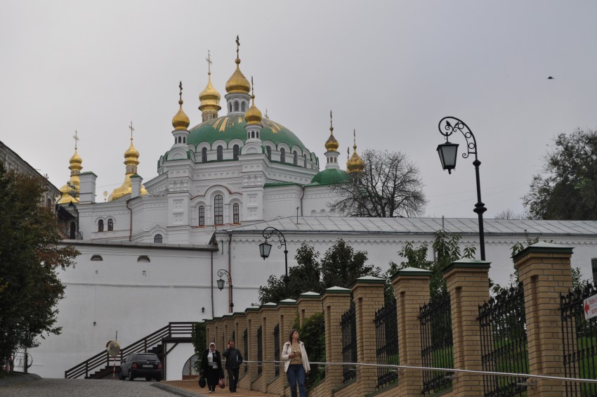 Киев. Успенская Киево-Печерская лавра. Кафедральный собор Антония и Феодосия Печерских. общий вид в ландшафте