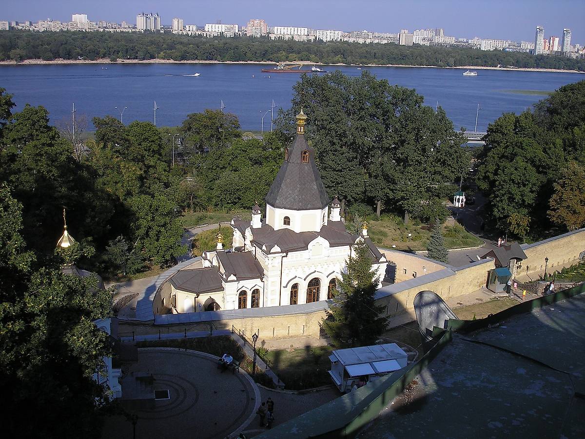 общий вид в ландшафте. Успенская Киево-Печерская лавра. Церковь иконы Божией Матери "Живоносный Источник", Печерск (Печерский район, Украина, г. Киев)