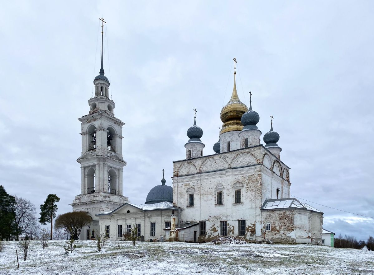 Тимирязево. Николо-Тихонов Лухский монастырь. Церковь Воздвижения Креста Господня с трапезной церковью Смоленской иконы Божией Матери. фасады, Вид с юго-востока