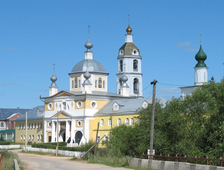 Николо-Шартомский мужской монастырь. Церковь Преображения Господня, Введеньё (Шуйский район, Ивановская область). фасады, Преображенская (надвратная) церковь с кельями