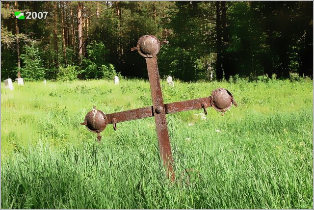 Церковь Смоленской иконы Божией Матери, Веретьево, урочище (Камешковский район, Владимирская область). дополнительная информация, Рядом с церковью врыто в землю два креста, третий находится в алтарной части первого яруса