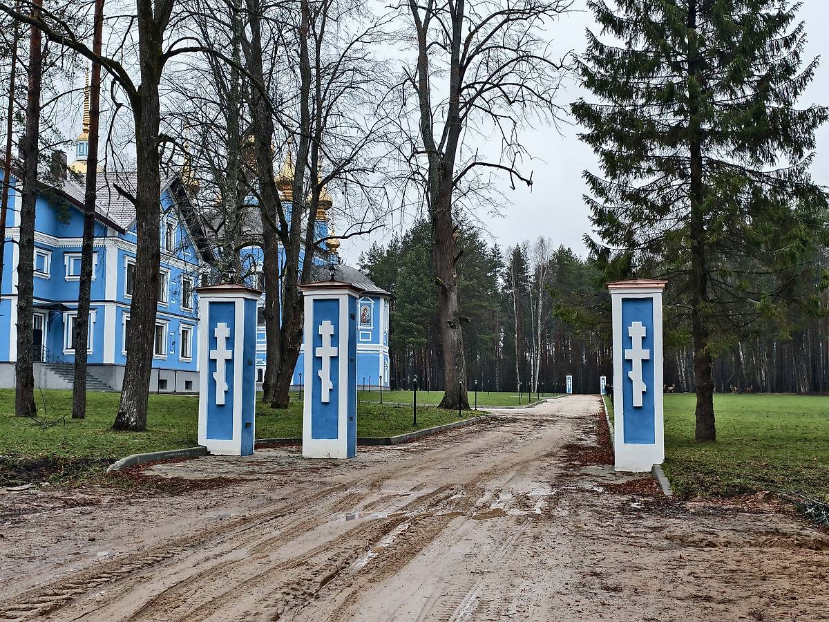 Въезд в Смоленский скит со стороны села Ряхово, дополнительная информация. Церковь Смоленской иконы Божией Матери, Веретьево, урочище (Камешковский район, Владимирская область)