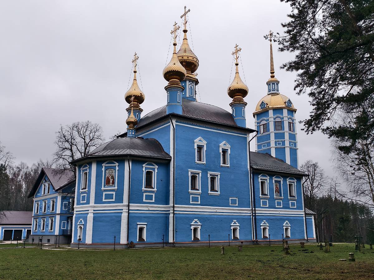 Общий вид храма с Северо-Восстока, общий вид в ландшафте. Церковь Смоленской иконы Божией Матери, Веретьево, урочище (Камешковский район, Владимирская область)