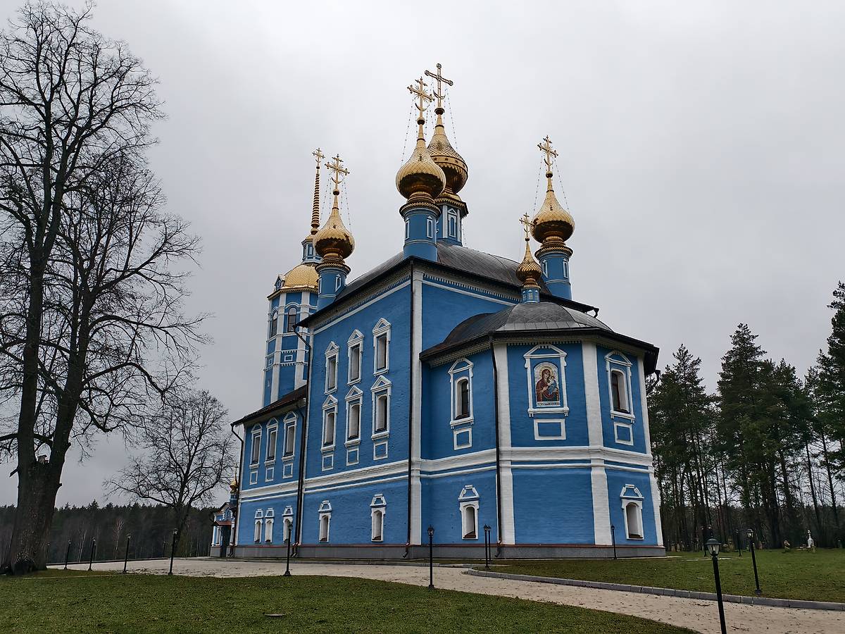 Общий вид на храм Смоленской иконы Божьей Матери с Юго-Востока, общий вид в ландшафте. Церковь Смоленской иконы Божией Матери, Веретьево, урочище (Камешковский район, Владимирская область)