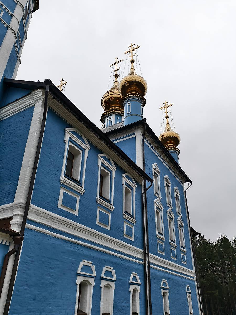 Отремонтированная трапезная и основной объём с Юго-Запада, архитектурные детали. Церковь Смоленской иконы Божией Матери, Веретьево, урочище (Камешковский район, Владимирская область)