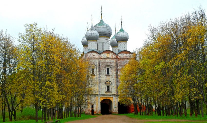 Борисоглебский. Борисоглебский монастырь. Церковь Сергия Радонежского. общий вид в ландшафте