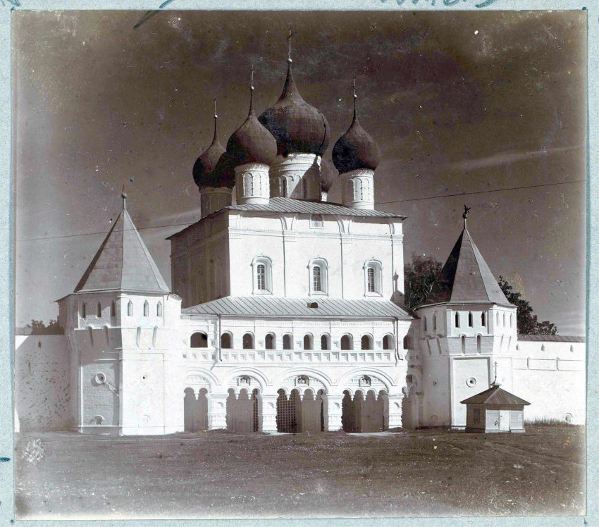 Борисоглебский. Борисоглебский монастырь. Церковь Сергия Радонежского. архивная фотография, Входные врата с юга. Над ними церковь Преп. Сергия Радонежского. Альбом «Храмы и монастыри. Сергей Михайлович Прокудин-Горский. Из альбома 