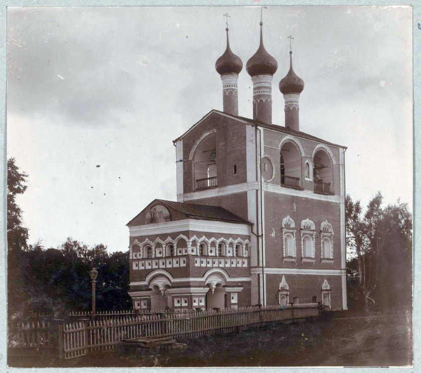 Борисоглебский монастырь. Церковь Иоанна Предтечи, Борисоглебский (Борисоглебский район, Ярославская область). архивная фотография, Колокольня с северо-запада.  Альбом «Храмы и монастыри. Сергей Михайлович Прокудин-Горский. Из альбома 