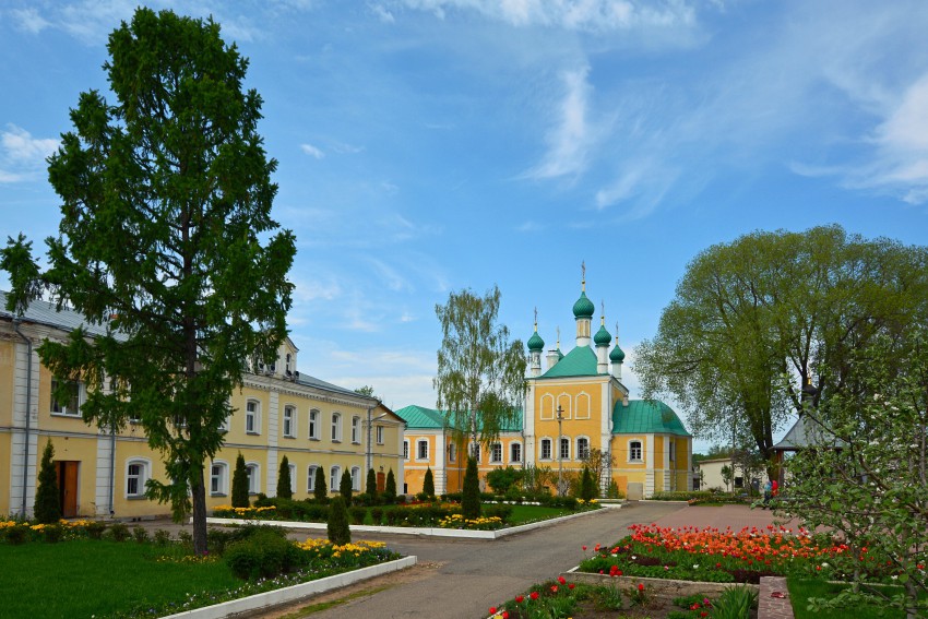 Переславль-Залесский. Никольский женский монастырь. Церковь Благовещения Пресвятой Богородицы. общий вид в ландшафте, Общий вид с юго-востока