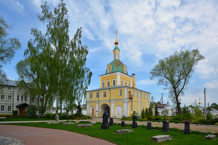 Переславль-Залесский. Никольский женский монастырь. Церковь Петра и Павла. общий вид в ландшафте, Вид от стен собора