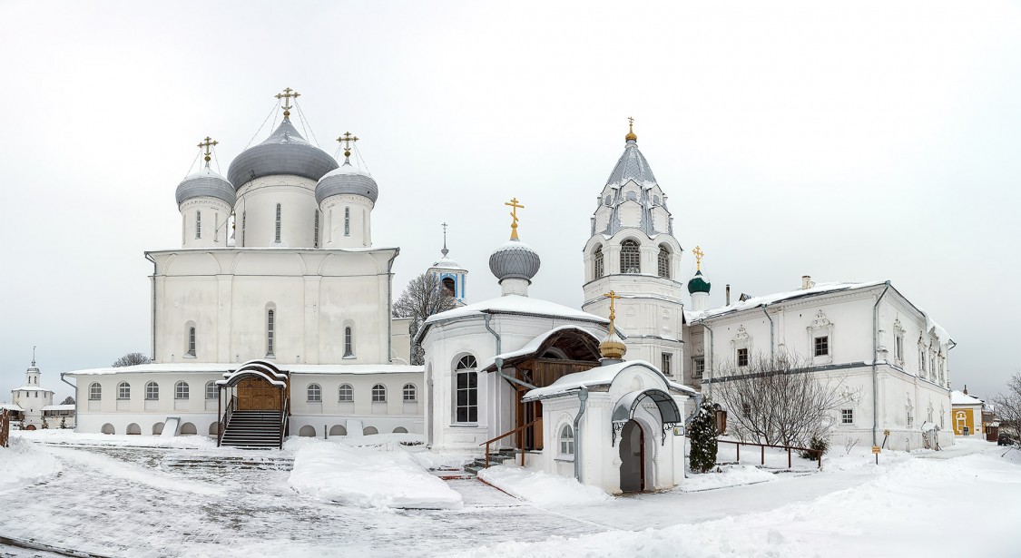 Переславль-Залесский. Никитский монастырь. Собор Никиты мученика. общий вид в ландшафте