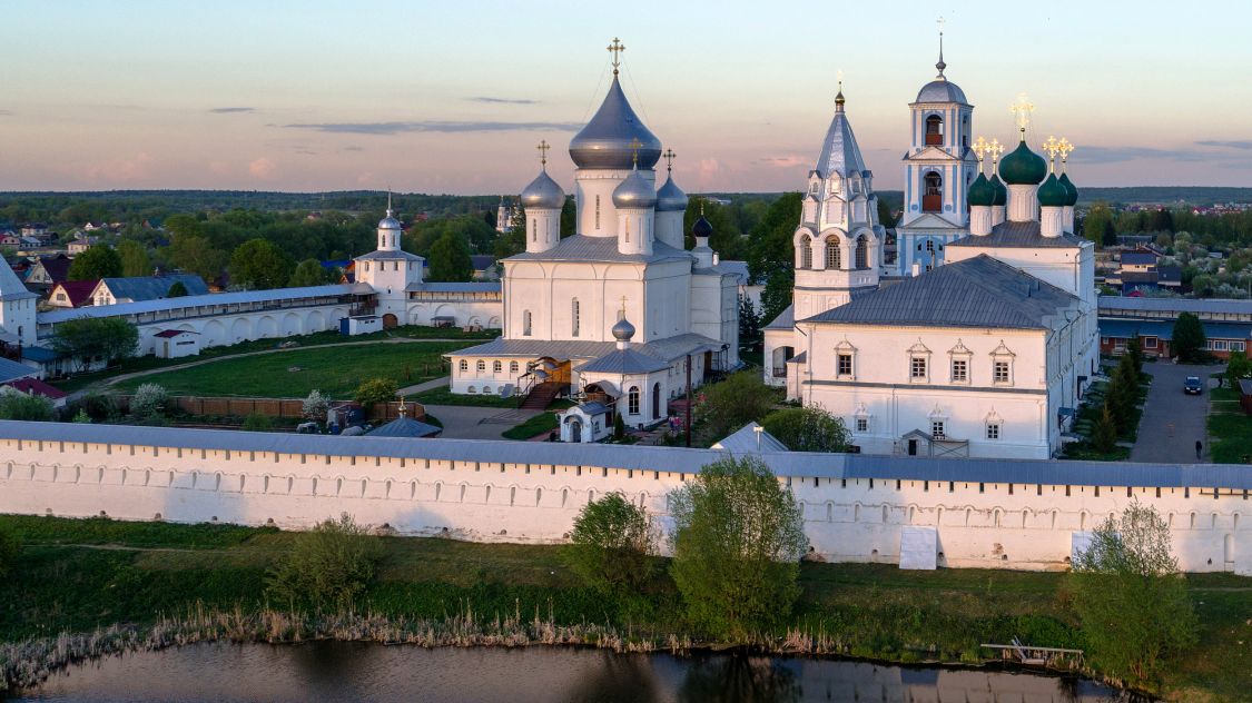 Переславль-Залесский. Никитский монастырь. Собор Никиты мученика. общий вид в ландшафте