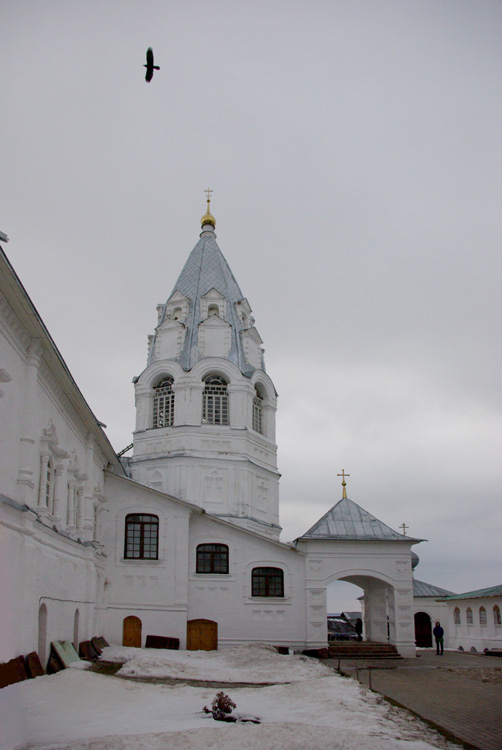 Переславль-Залесский. Никитский монастырь. Церковь Благовещения Пресвятой Богородицы. фасады, Вход в церковь и колокольня.