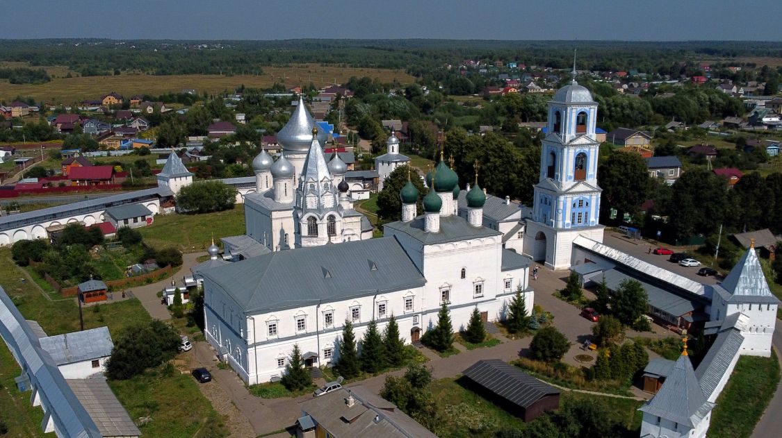 Переславль-Залесский. Никитский монастырь. Церковь Благовещения Пресвятой Богородицы. общий вид в ландшафте