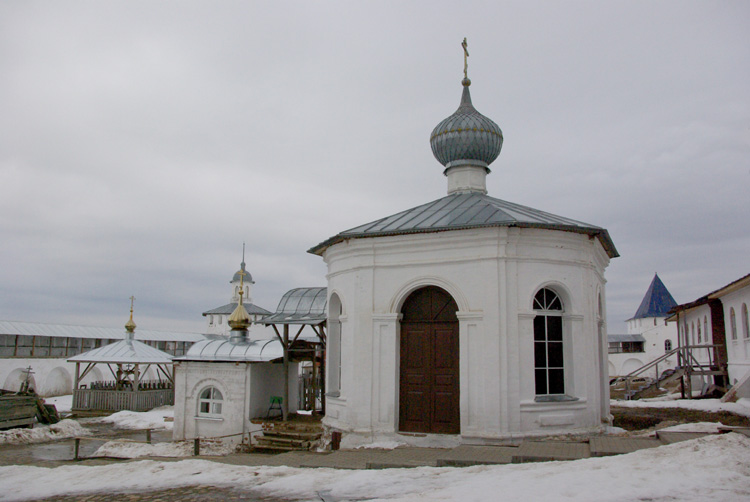 Переславль-Залесский. Никитский монастырь. Часовня на месте молитвенного подвига Никиты Переславского. фасады, Вид с юга. С запада часовни пристроен вход в пещеру св.Никиты Столпника.