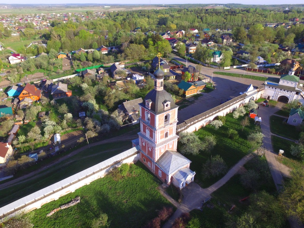 Переславль-Залесский. Горицкий Успенский монастырь. Колокольня с церковью Богоявления Господня. общий вид в ландшафте, Вид с северо-запада, фото с квадрокоптера