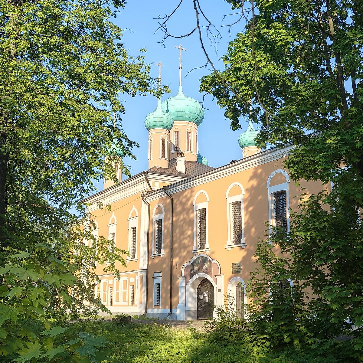 общий вид в ландшафте. Рождественский монастырь. Церковь Тихвинской иконы Божией Матери, Ростов Великий (Ростовский район, Ярославская область)